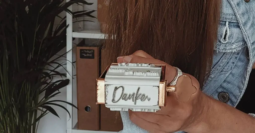 Stempel mit Danke für Errahrung mit Master-Ordner, der im Regal dahinter steht