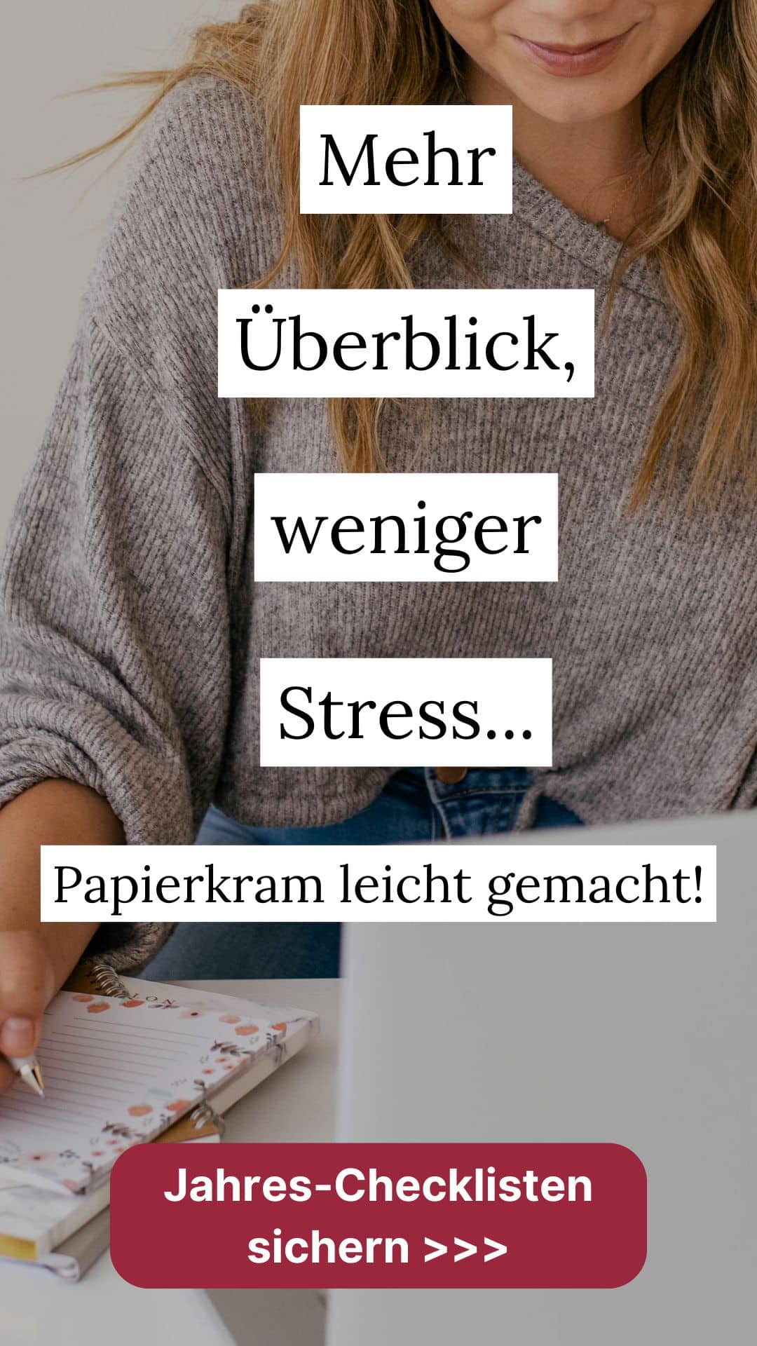 Frau am Laptop mit Text: „Mehr Überblick, weniger Stress... Papierkram leicht gemacht! Jahres-Checklisten sichern >>>“.