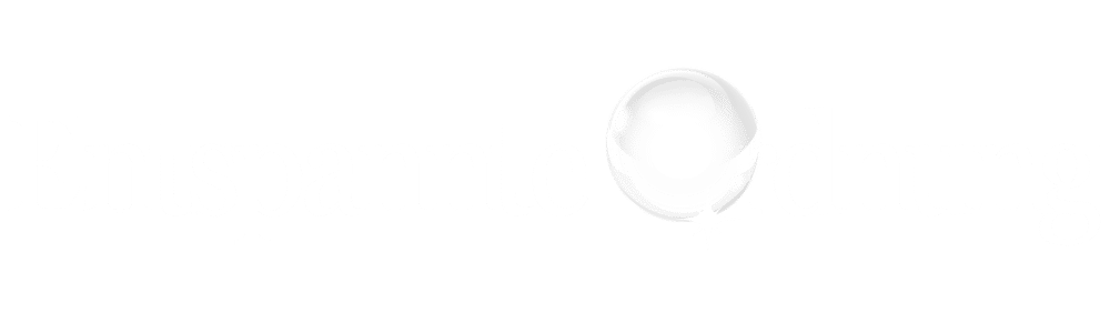 Weißer Hintergrund mit dem deutschen Schriftzug „Entspannte Ordnung“ in großer, heller Schrift. Ein durchscheinender Wassertropfen überlagert den Schriftzug etwa in der Mitte.