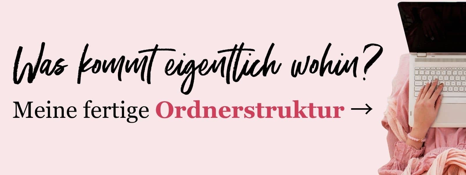 Eine Person tippt auf einem Laptop einen Text auf Deutsch über das Anlegen von Ordnern und die fertige Ordnerstruktur. Eine Person tippt auf einem Laptop einen Text auf Deutsch über das Anlegen von Ordnern und die fertige Ordnerstruktur.